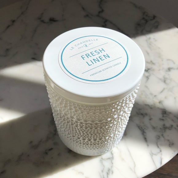 NWT Le Chandelle Candle HARD TO FIND Fresh Linen Scented Candle 16 oz - Picture 2 of 8